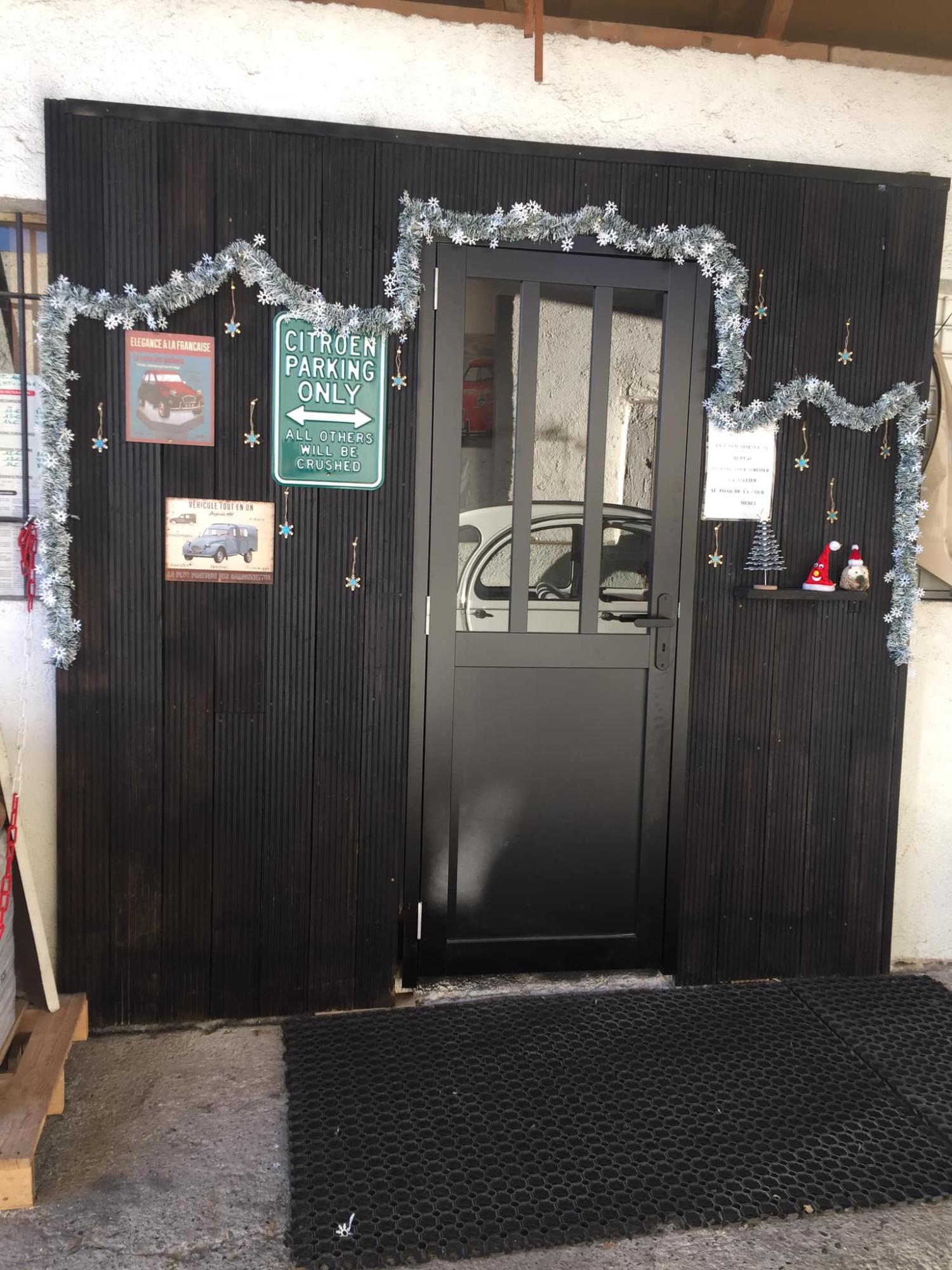 entrée de l'accueil l'atelier de la 2cv